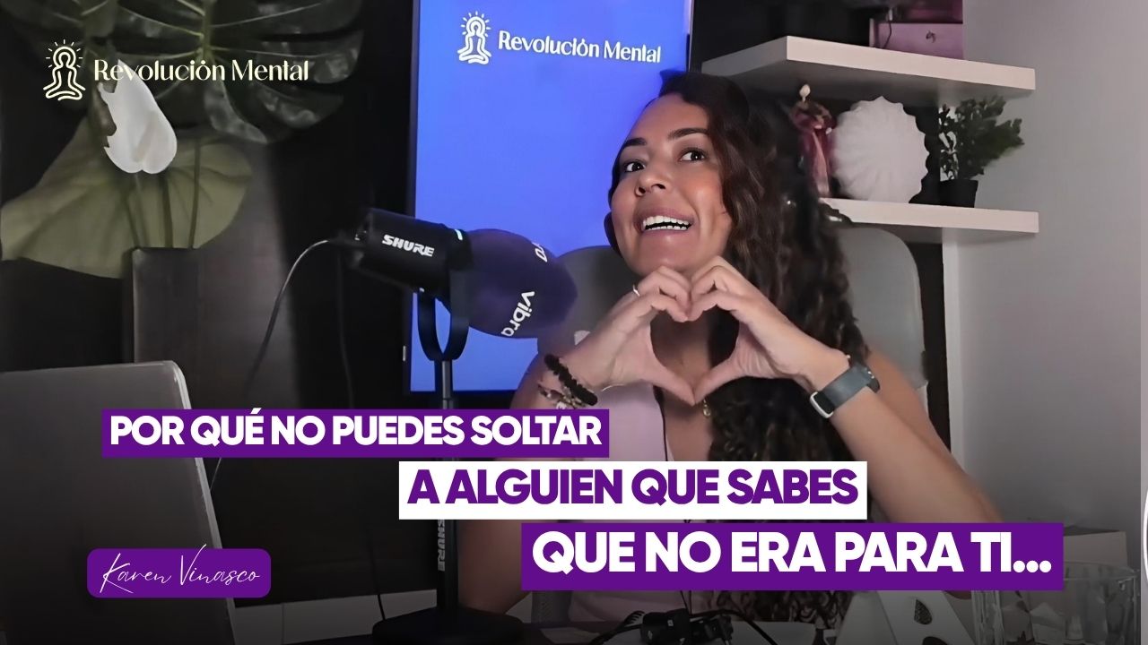 Karen haciendo un corazón con sus manos