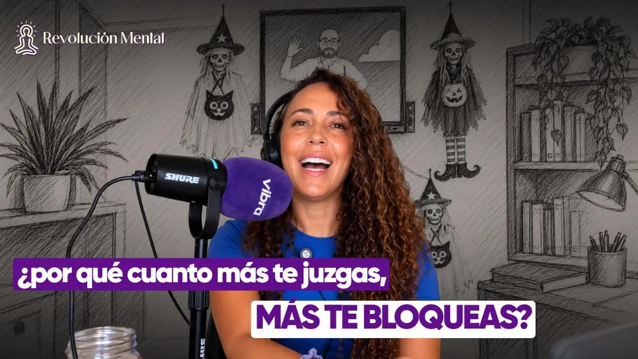 Descubre cómo la autocrítica puede bloquear tu crecimiento personal y cómo empezar a transformar tus patrones desde la comprensión y no desde el juicio.